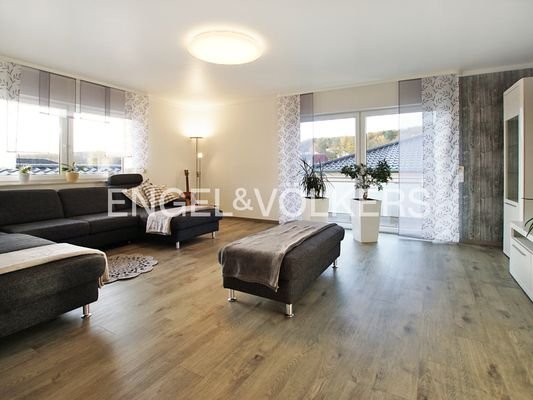 EG: Wohnzimmer m. Balkonzugang