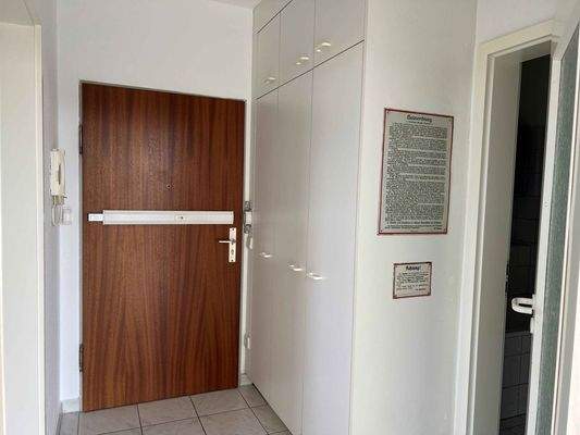 Wohnungsflur mit praktischem Einbauschrank