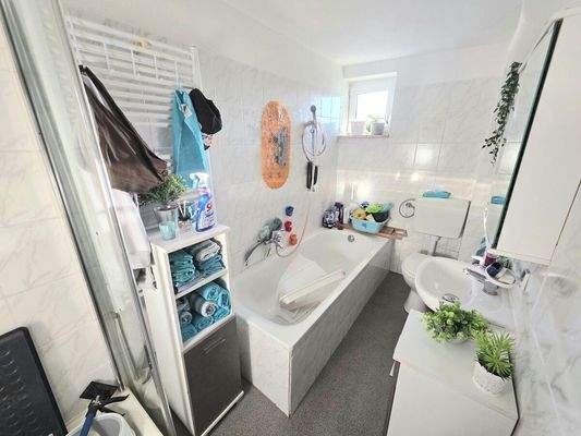 Bad mit Wanne und Dusche EG