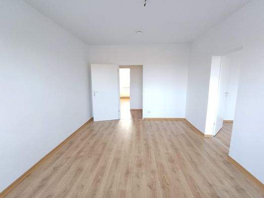 Leerer Raum mit Holzboden