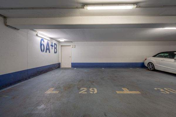 Tiefgaragenstellplatz mit direktem Zugang zum Haus
