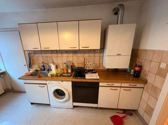 praktische Küchenzeile dabei ...