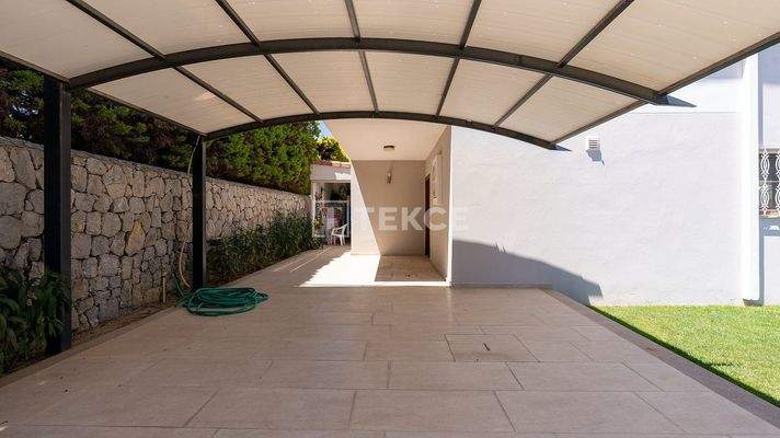 Detached Villa with Pool Close to Amenities in Alaçatı Çeşme