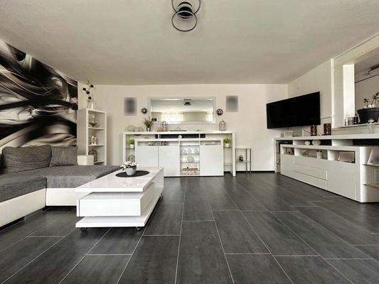 Wohnung 1 Wohnzimmer: Modern und offen – hier ist Platz für Begegnung und Entspannung