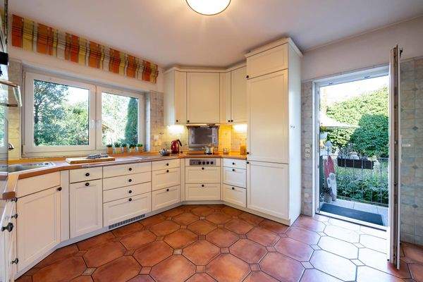 Landhausstil Küche mit weiterem Ausgang