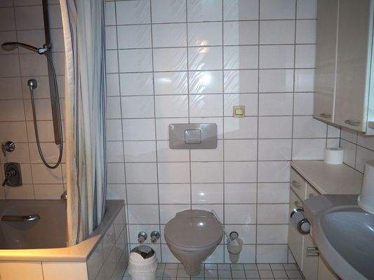 Das Badezimmer im OG