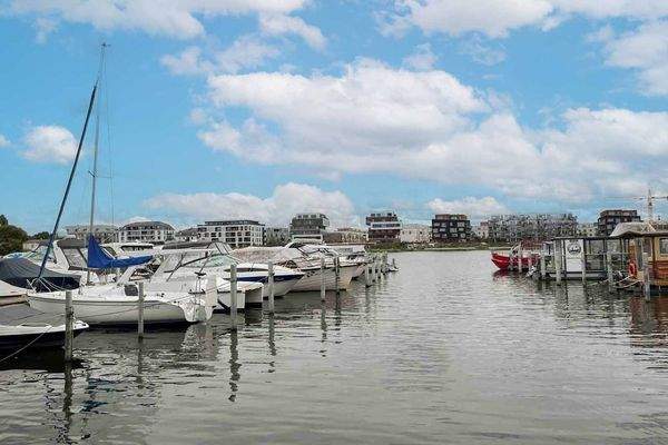 Yachtzentrum am Wasser