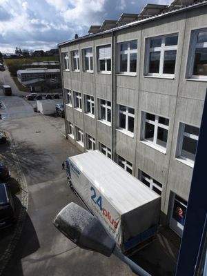 LKW-Ladezone vor dem Haus