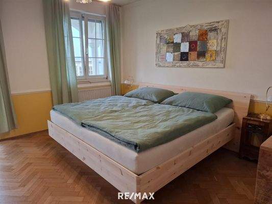 Schlafzimmer mit Zirbenholzbett