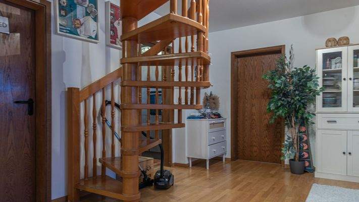 Große Diele mit Treppe zum Dachgeschoss