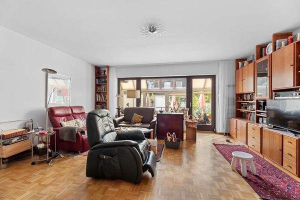 Großzügiger Wohnbereich mit viel Tageslicht und Zugang  zum Garten