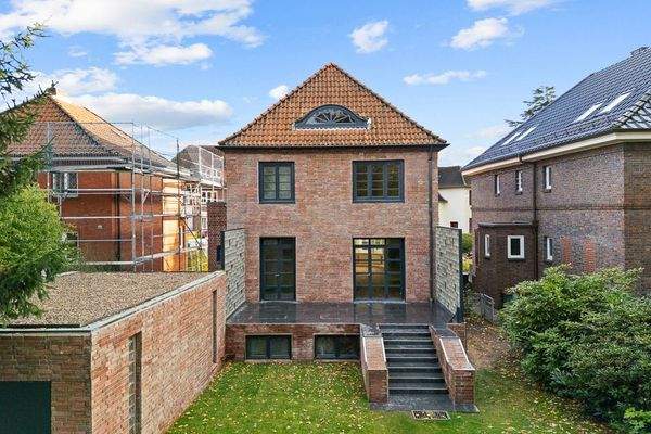 große, neu gestaltete Terrasse mit Treppe in den Garten