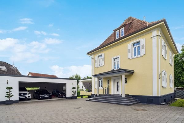 Ansicht Eingang und Garage