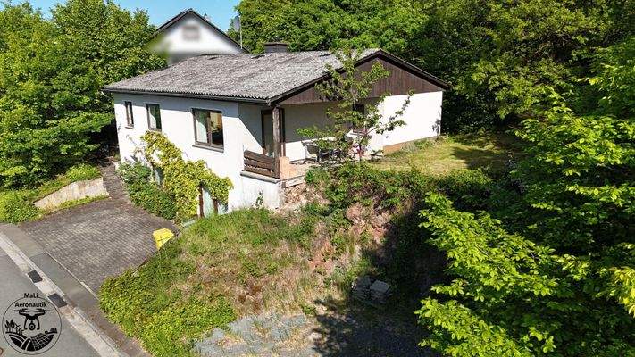 Straßenansicht mit Giebelseite