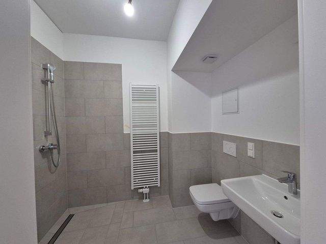 Schicke 2-Zimmerwhg. mit Parkett, vollwertige EBK, Balkon u. Fußbodenheizung, Belüftungsanlage - Foto 4