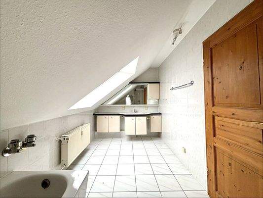 Bad mit Wanne und Dusche