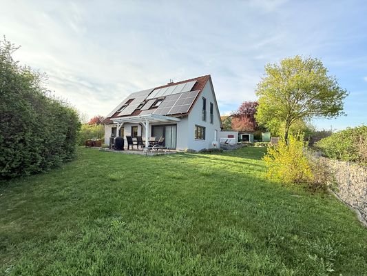 Hausansicht ins Grüne