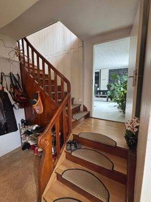 Eingang mit Treppe ins OG.jpg