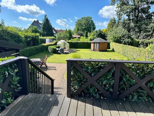 Holzterrasse mit Treppe im Garten