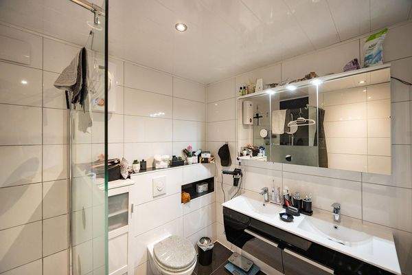 Haupthaus, OG: modernisiertes Bad mit Dusche