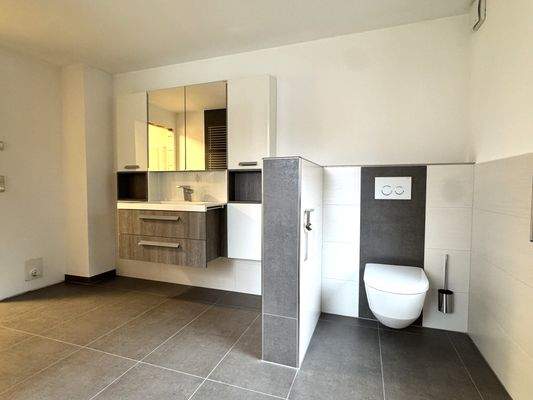 EG Hinterer Gebäudeteil Badezimmer.JPG