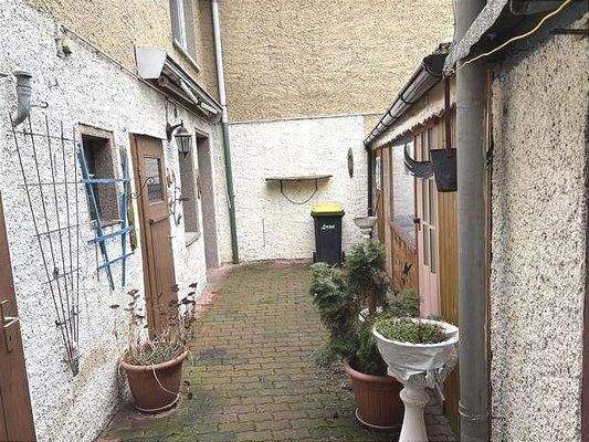 Hof und überdachte Terrasse