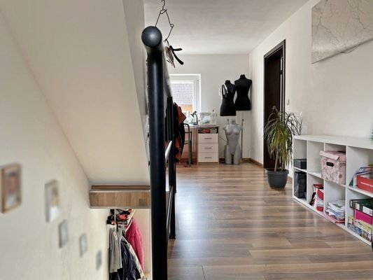 Flur im Obergeschoss der großen Wohnung.jpg