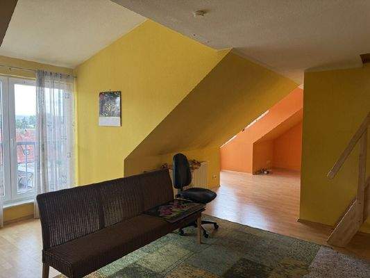 Wohnzimmer mit Zugang zum Spitzboden