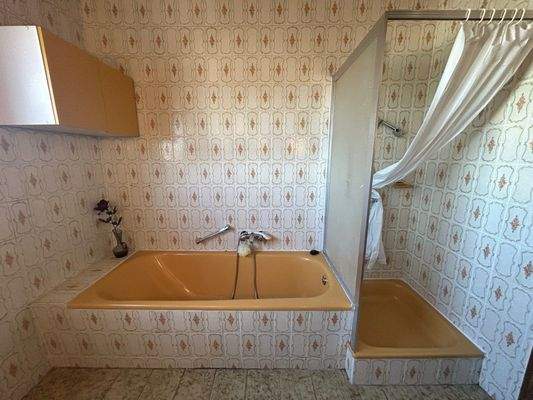 Badewanne und Dusche