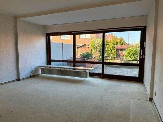 Helles geräumiges Wohnzimmer mit Gartenblick