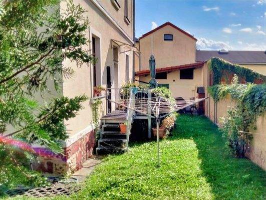 Vorgarten MFH EG links