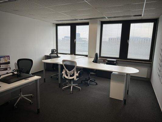 Büroraum 2 ausgestattet