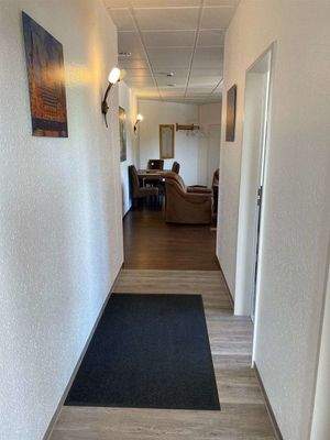 Flur vom Wartebreich zu den