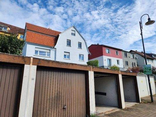 Straßenansicht mit Garage