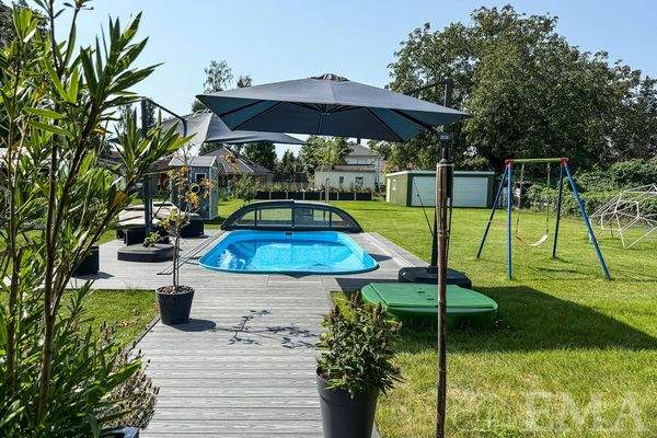 Blick von der Terrasse in den Garten