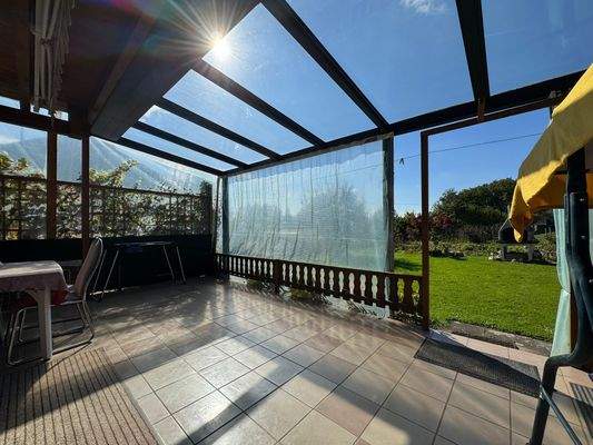 Überdachte Terrasse mit elektrischer Beschattungsmöglichkeit