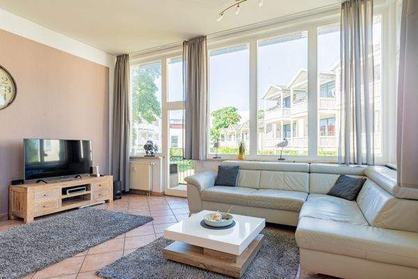 Der Wohnbereich mit Zugang zum Balkon