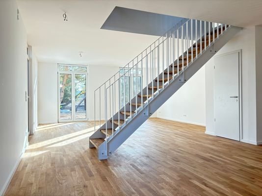 Blick auf Wohzimmer mit Treppe.JPG