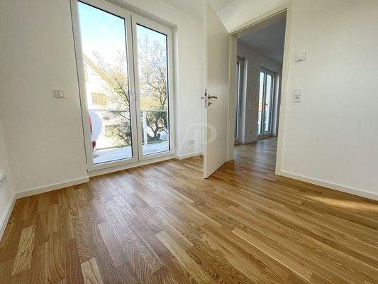 Arbeits- und Gästezimmer mit Ausgang zum seitlichen Balkon