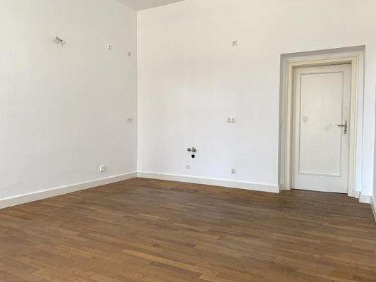 Wohnzimmer mit offener Küche