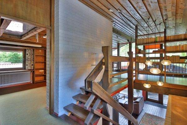 massive offene Treppe