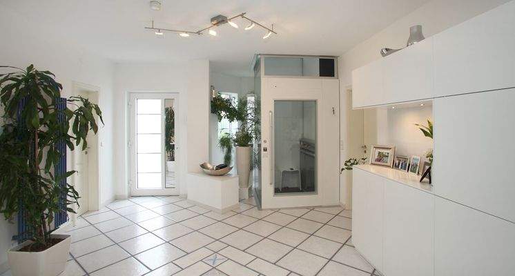 Diele im EG mit Fahrstuhl.jpg