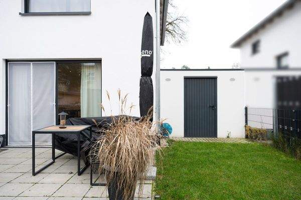 Terrasse mit Zugang Garage