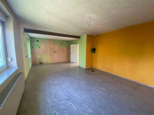 Wohnzimmer mit offener Küche