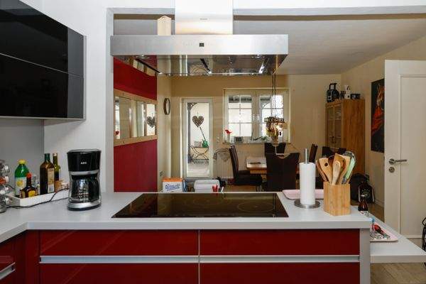 Kochinsel mit Blick zum Esszimmer