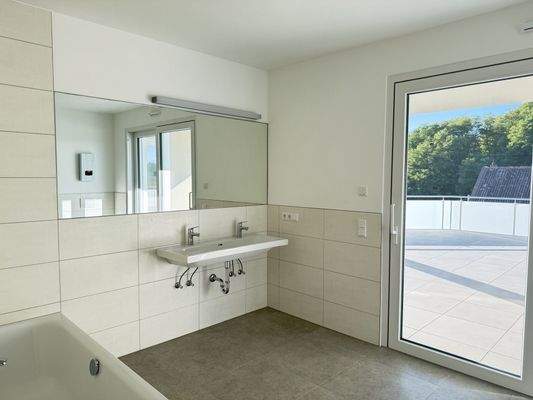 Badezimmer mit weiterem Ausgang Dachterrasse