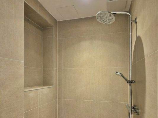 Dusche mit Regenbrause