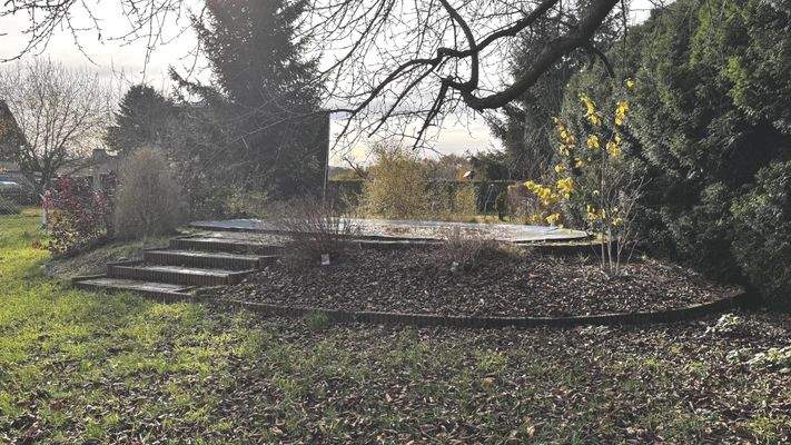 Grundstück und Pool