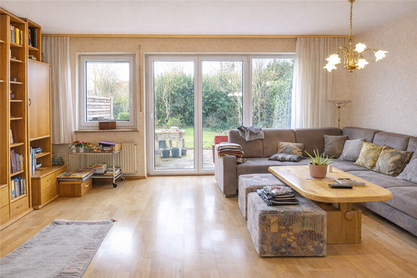 Gemütliches Wohnzimmer mit Gartenblick