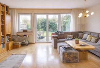 Gemütliches Wohnzimmer mit Gartenblick